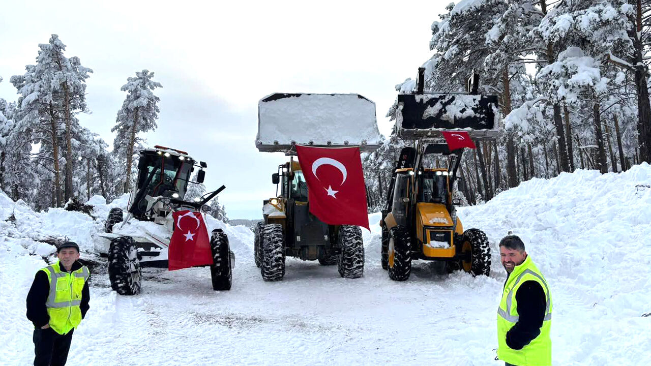 Akdağmadeni'nde Son Köy Yolu Açıldı: Türk Bayrağıyla Anlamlı Mesaj verildi 2