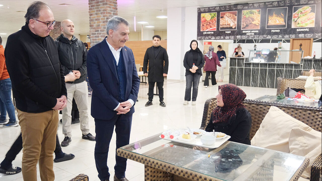 Yozgat Valisi Mehmet Ali Özkan, GSB Kınalı Hasan Kız Yurdu’nda Öğrencilerle İftarda Buluştu 7