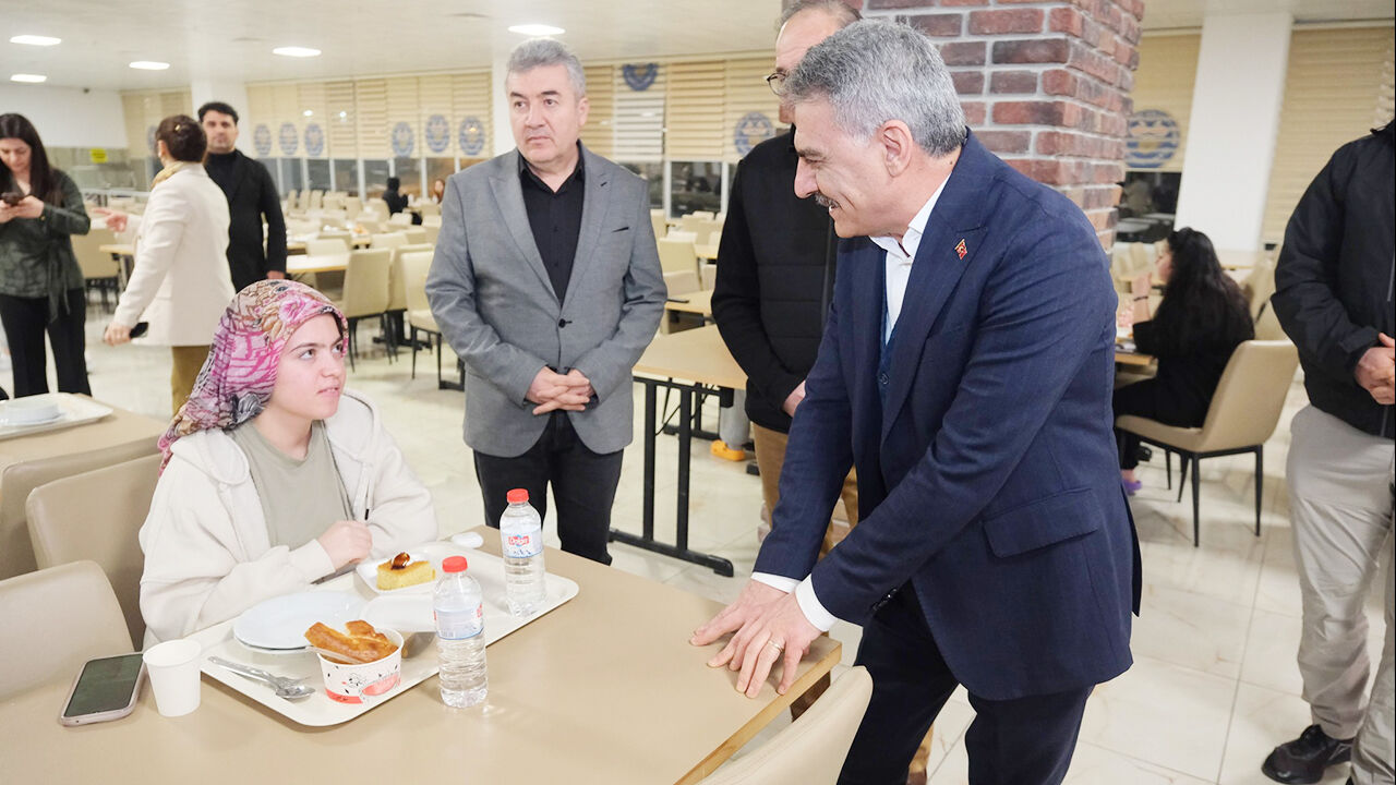 Yozgat Valisi Mehmet Ali Özkan, GSB Kınalı Hasan Kız Yurdu’nda Öğrencilerle İftarda Buluştu 4
