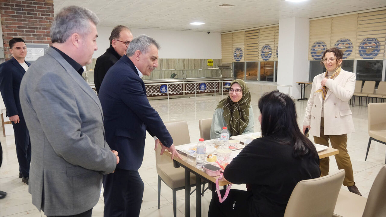 Yozgat Valisi Mehmet Ali Özkan, GSB Kınalı Hasan Kız Yurdu’nda Öğrencilerle İftarda Buluştu 3