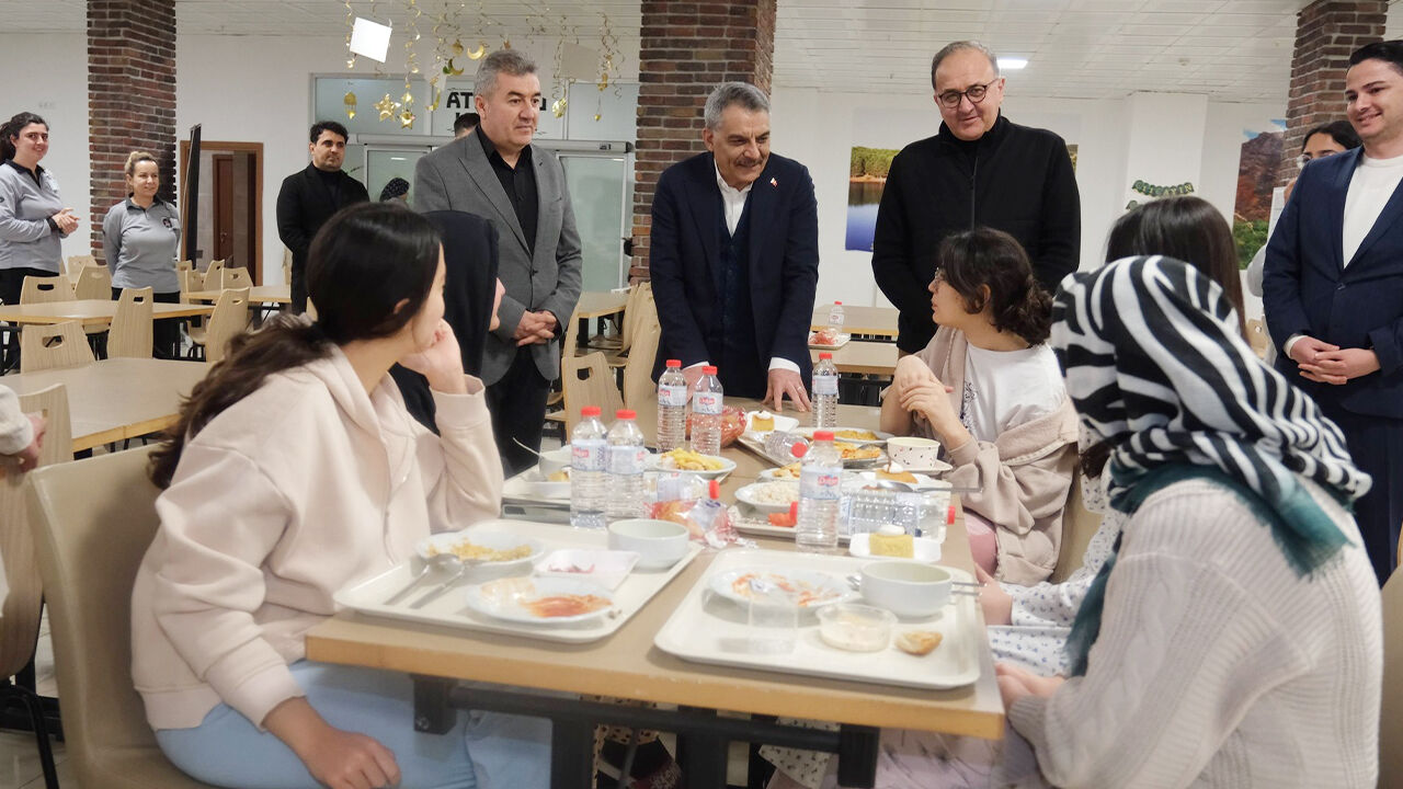 Yozgat Valisi Mehmet Ali Özkan, GSB Kınalı Hasan Kız Yurdu’nda Öğrencilerle İftarda Buluştu 2