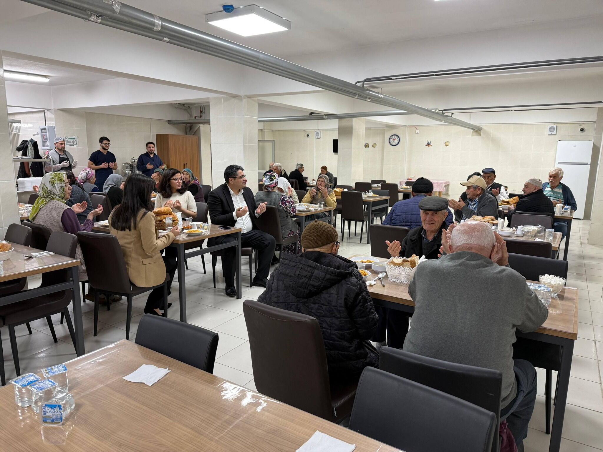 Akdağmadeni Kaymakamı Cafer Kaymakçı Huzurevinde Büyüklerle İftar Sofrasında Buluştu 8