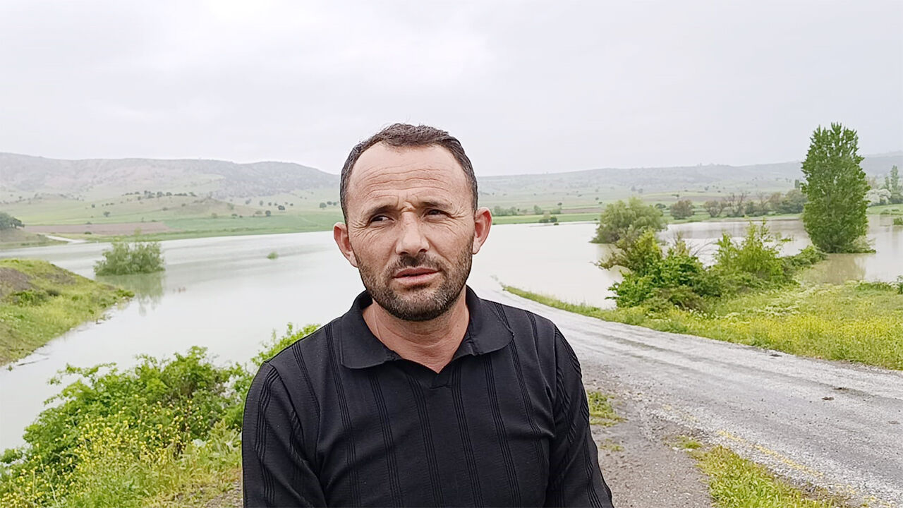 Yozgat’ta köy yolu sular altında kaldı köylüler bakın nasıl evlerine ulaştı! 6