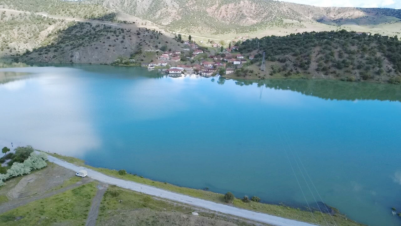 Yozgat’ta köy yolu sular altında kaldı köylüler bakın nasıl evlerine ulaştı! 5