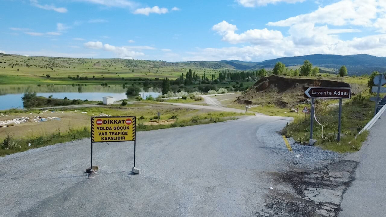Yozgat’ta köy yolu sular altında kaldı köylüler bakın nasıl evlerine ulaştı! 4