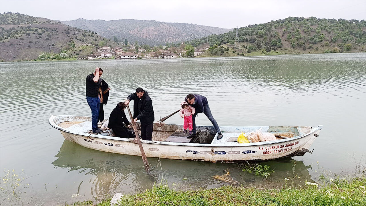 Yozgat’ta köy yolu sular altında kaldı köylüler bakın nasıl evlerine ulaştı! 3