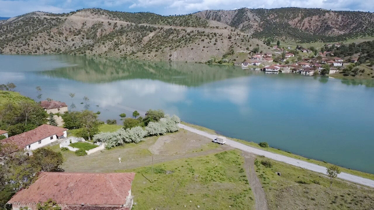 Yozgat’ta köy yolu sular altında kaldı köylüler bakın nasıl evlerine ulaştı! 2