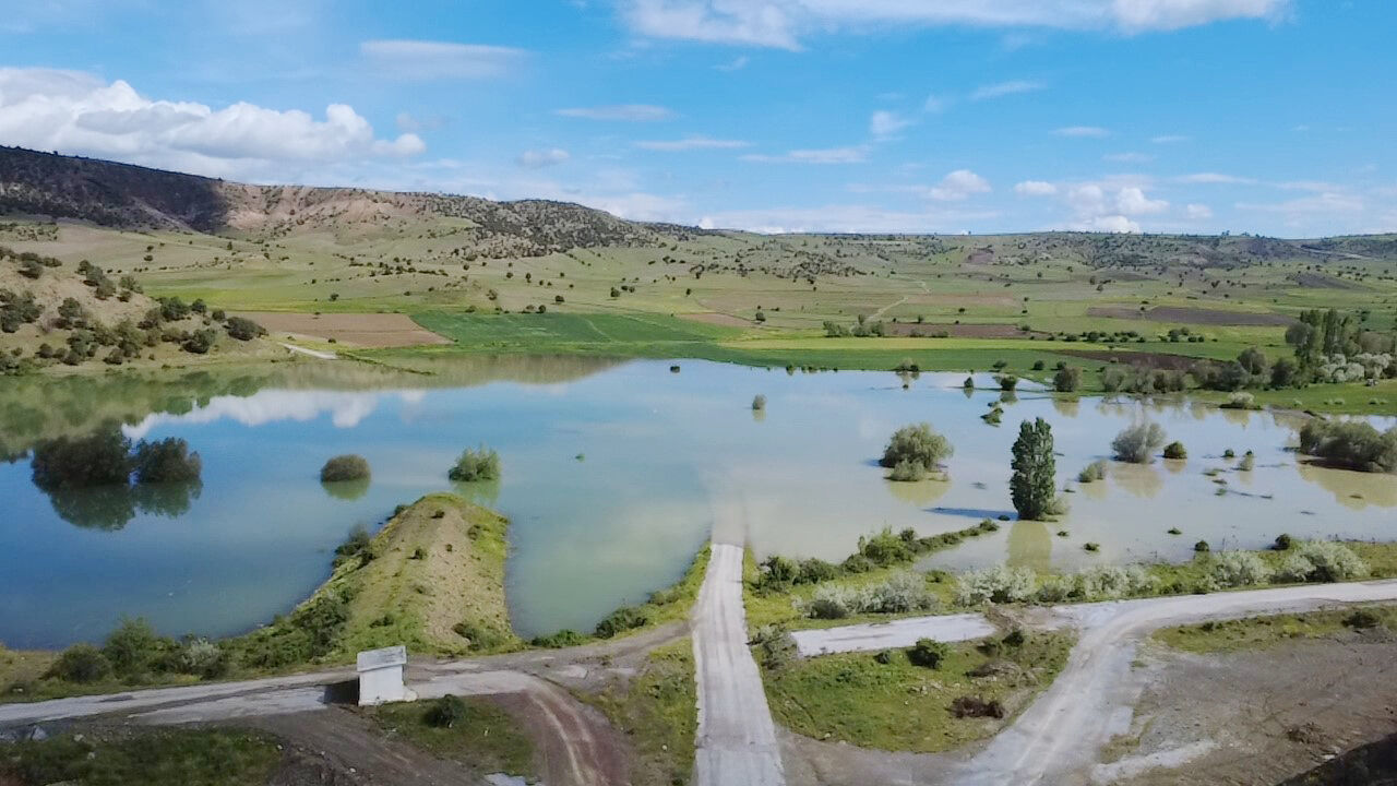 Yozgat’ta köy yolu sular altında kaldı köylüler bakın nasıl evlerine ulaştı! 1