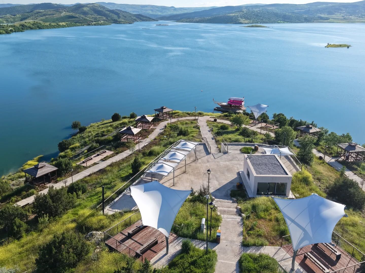 Bayramda Çekerek’e Akın Var! Eşsiz Baraj Manzarasıyla Millet Bahçesi Ziyaretçilerini Büyülüyor 1