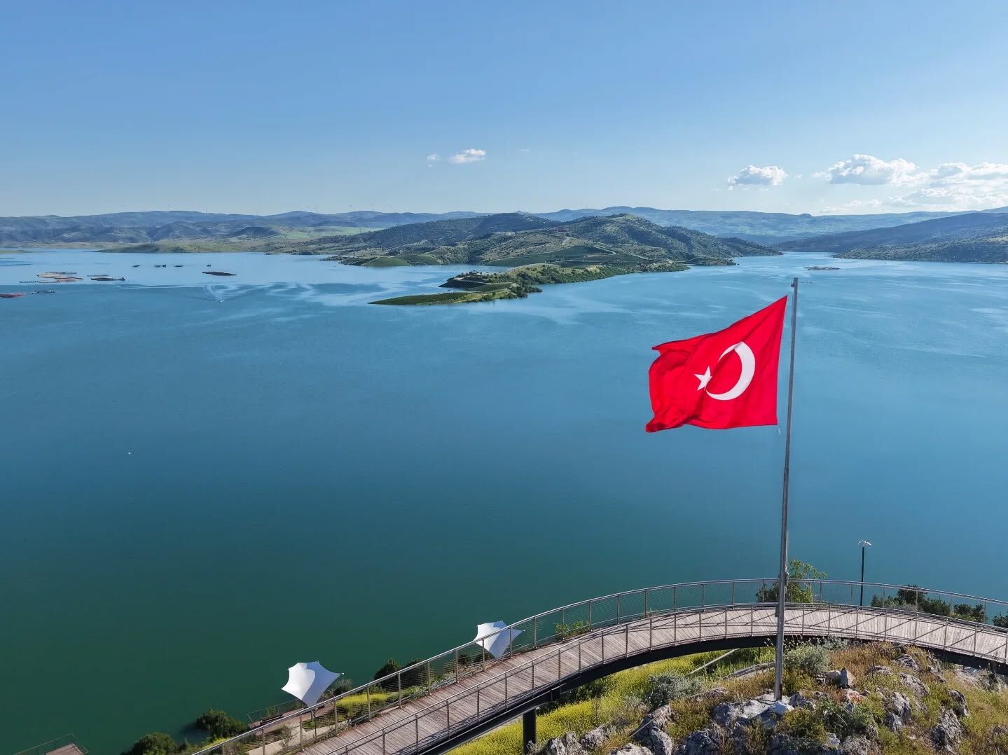Bayramda Çekerek’e Akın Var! Eşsiz Baraj Manzarasıyla Millet Bahçesi Ziyaretçilerini Büyülüyor 4