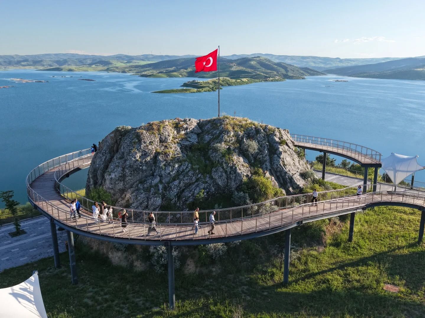 Bayramda Çekerek’e Akın Var! Eşsiz Baraj Manzarasıyla Millet Bahçesi Ziyaretçilerini Büyülüyor 5