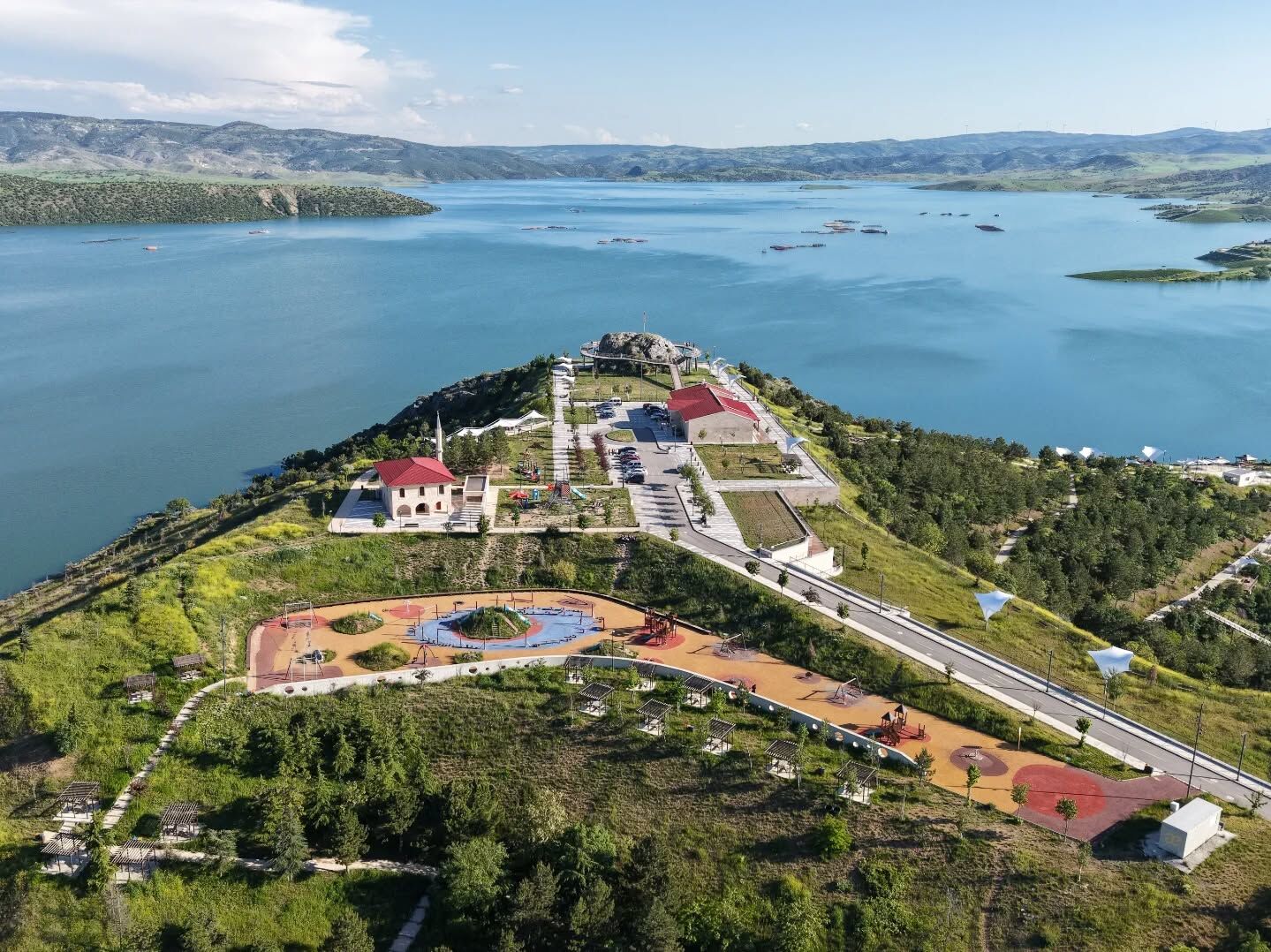 Bayramda Çekerek’e Akın Var! Eşsiz Baraj Manzarasıyla Millet Bahçesi Ziyaretçilerini Büyülüyor 7