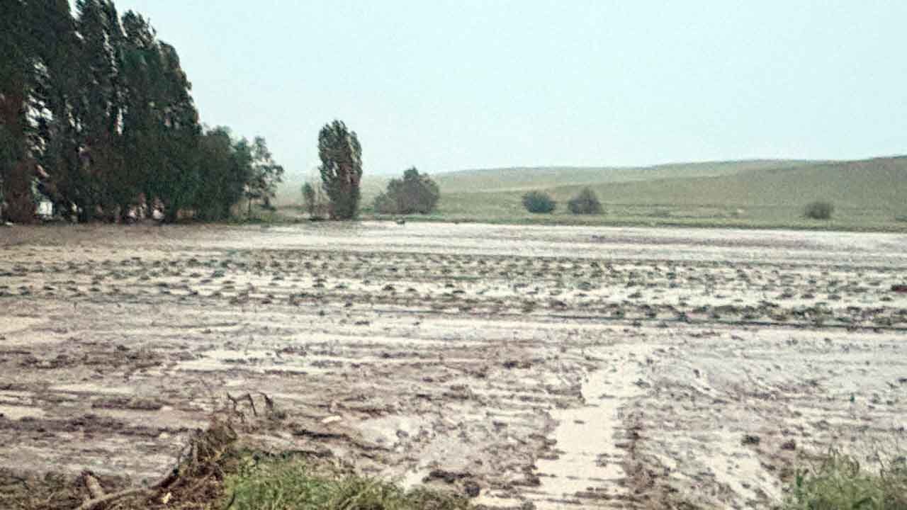 Yozgat’ın Kırşehir sınırında dolu ve sel etkili oldu: ekipler sahada, hasar tespiti başladı 6