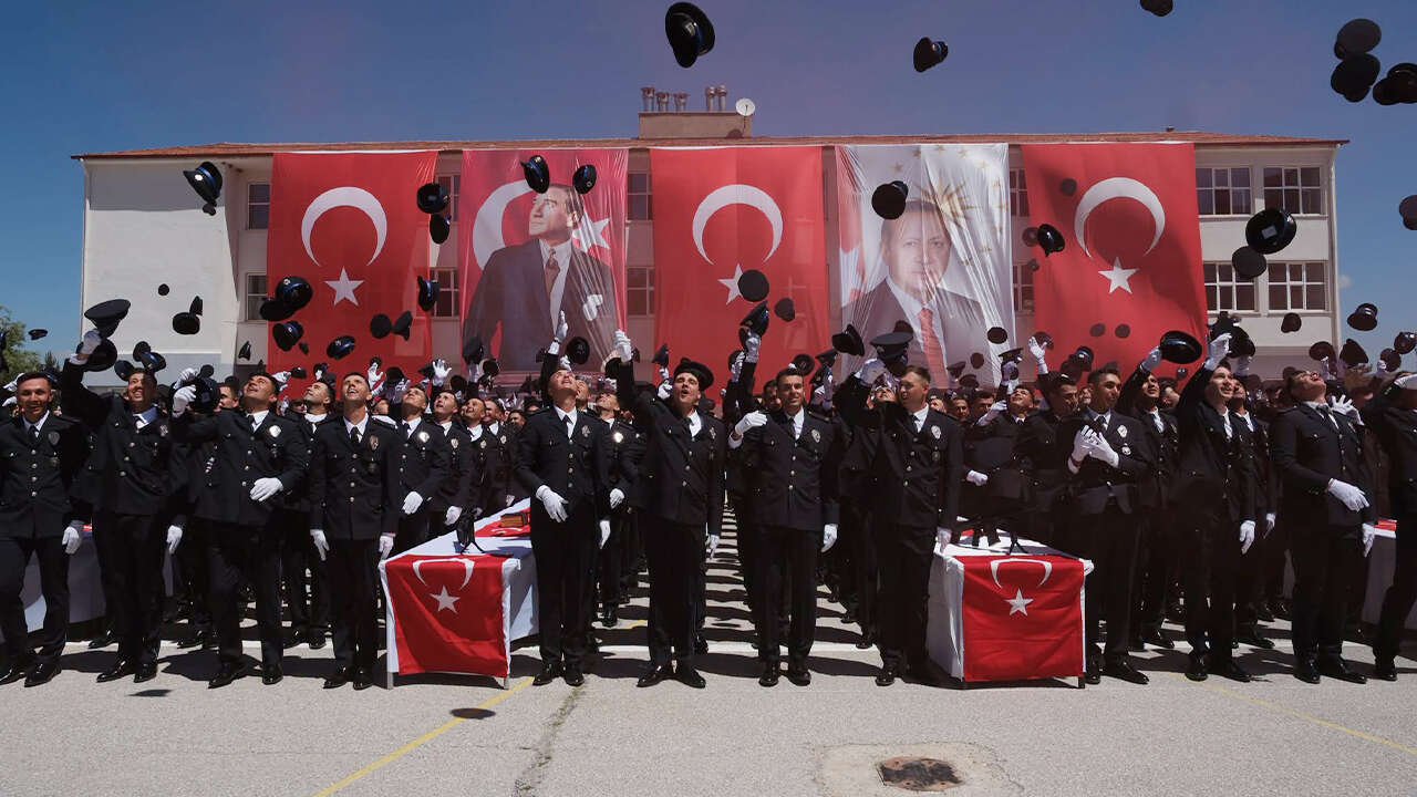 Yozgat POMEM’de 826 Polis Adayı Mezun Oldu: Yeni Polisler Yemin Ederek Göreve Hazırlanıyor 3