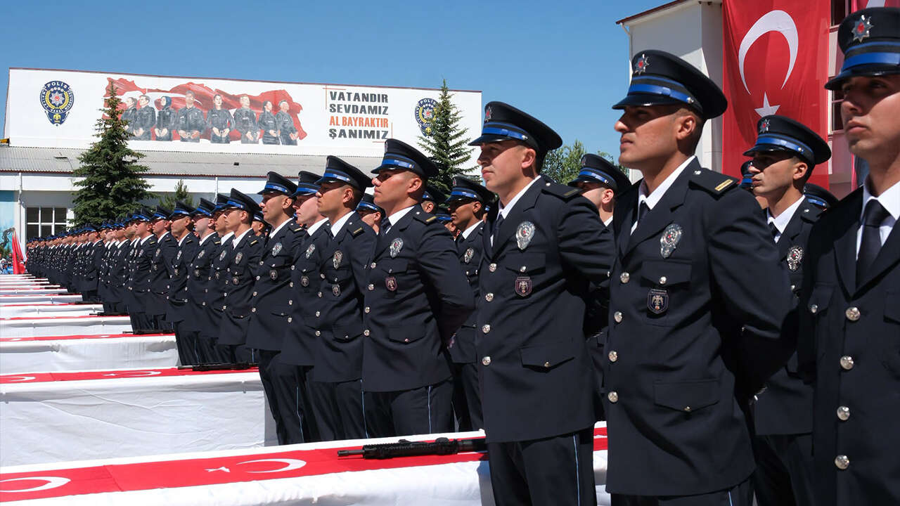 Yozgat POMEM’de 826 Polis Adayı Mezun Oldu: Yeni Polisler Yemin Ederek Göreve Hazırlanıyor 2