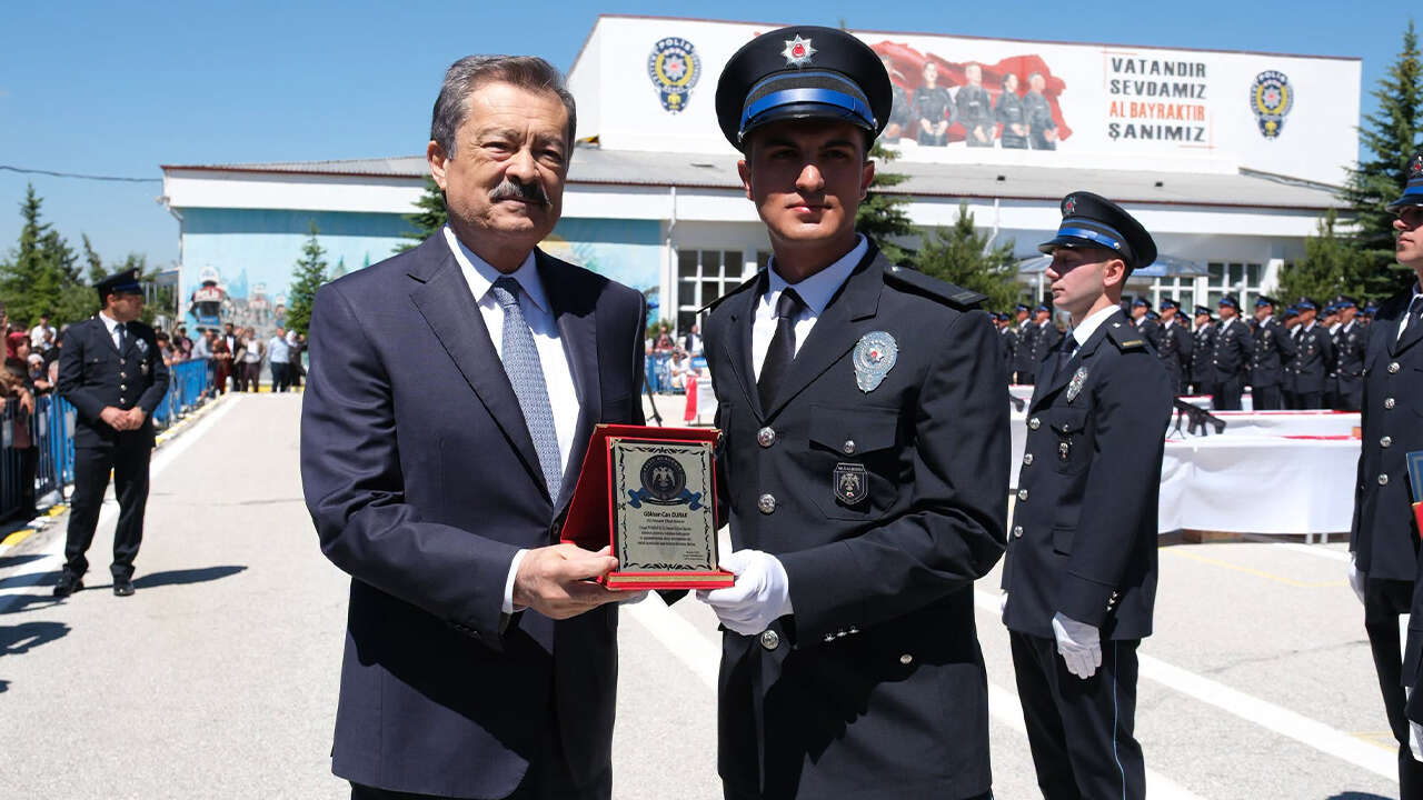 Yozgat POMEM’de 826 Polis Adayı Mezun Oldu: Yeni Polisler Yemin Ederek Göreve Hazırlanıyor 12