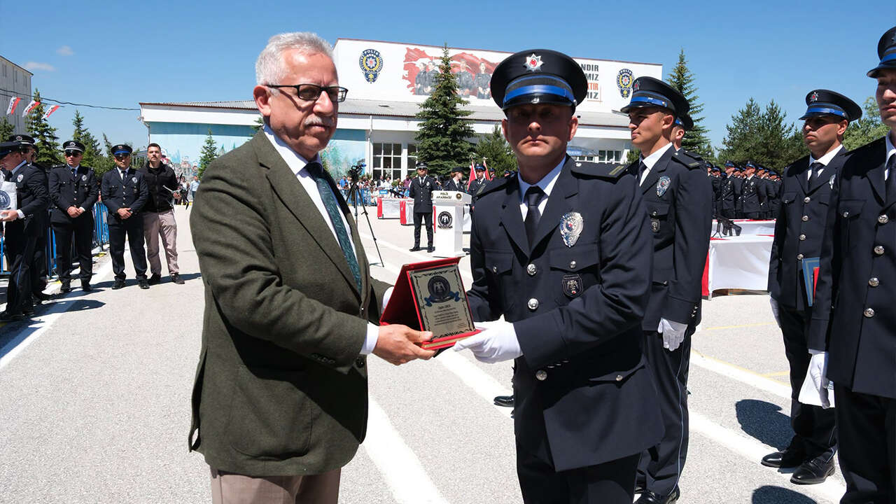 Yozgat POMEM’de 826 Polis Adayı Mezun Oldu: Yeni Polisler Yemin Ederek Göreve Hazırlanıyor 11