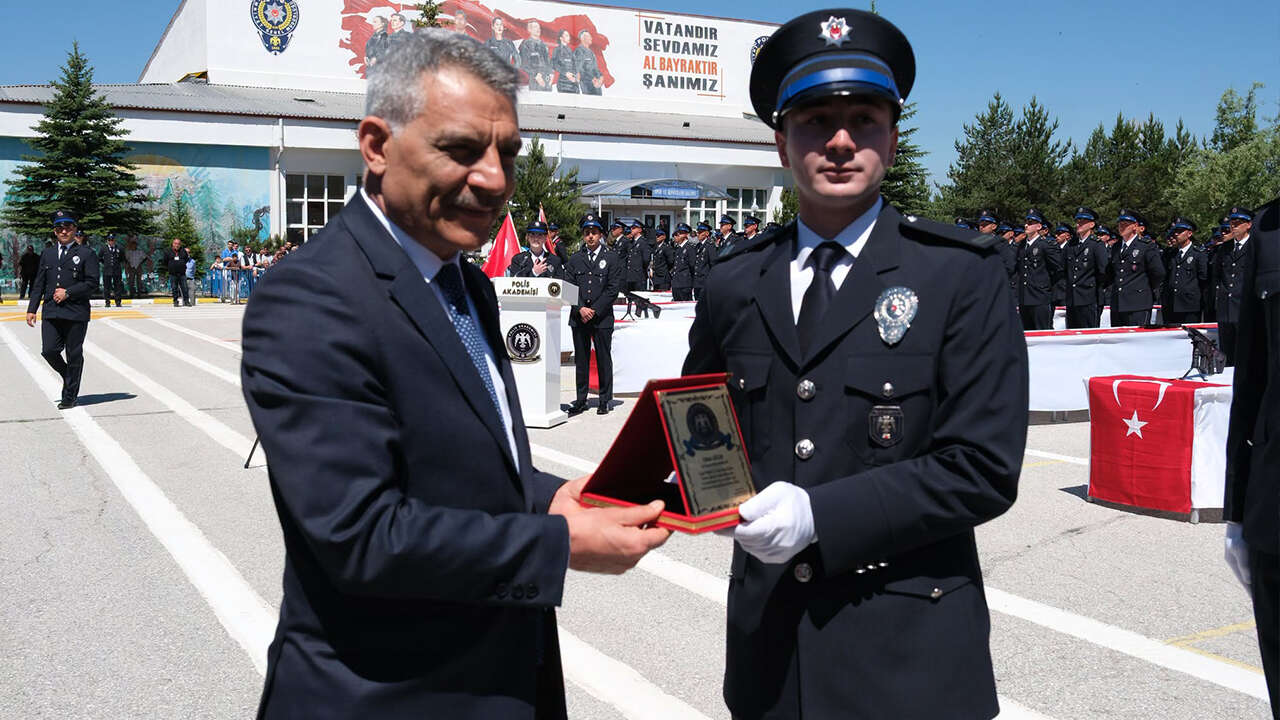 Yozgat POMEM’de 826 Polis Adayı Mezun Oldu: Yeni Polisler Yemin Ederek Göreve Hazırlanıyor 9
