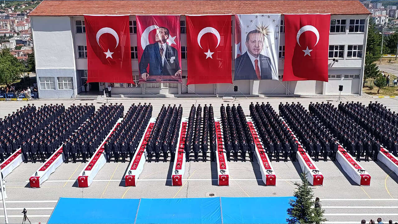 Yozgat POMEM’de 826 Polis Adayı Mezun Oldu: Yeni Polisler Yemin Ederek Göreve Hazırlanıyor 4