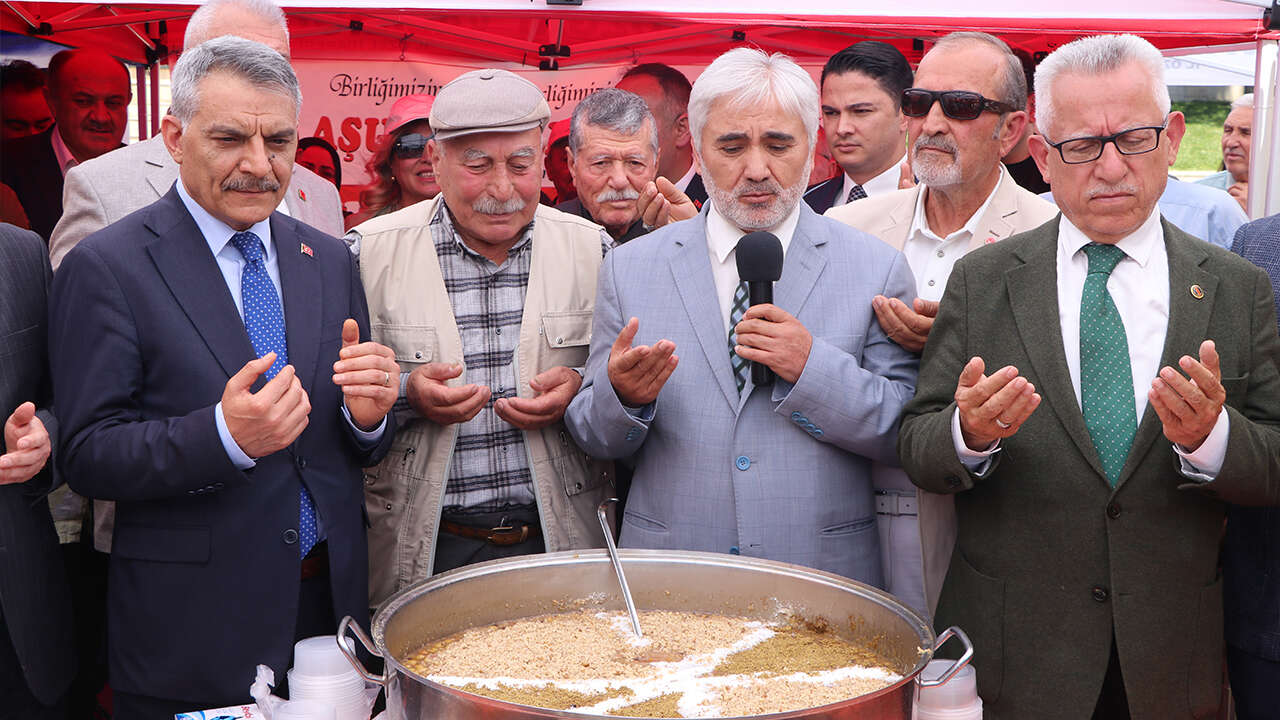 Yozgat’ta Muharrem ayı dolayısıyla aşure ikram edildi! 5
