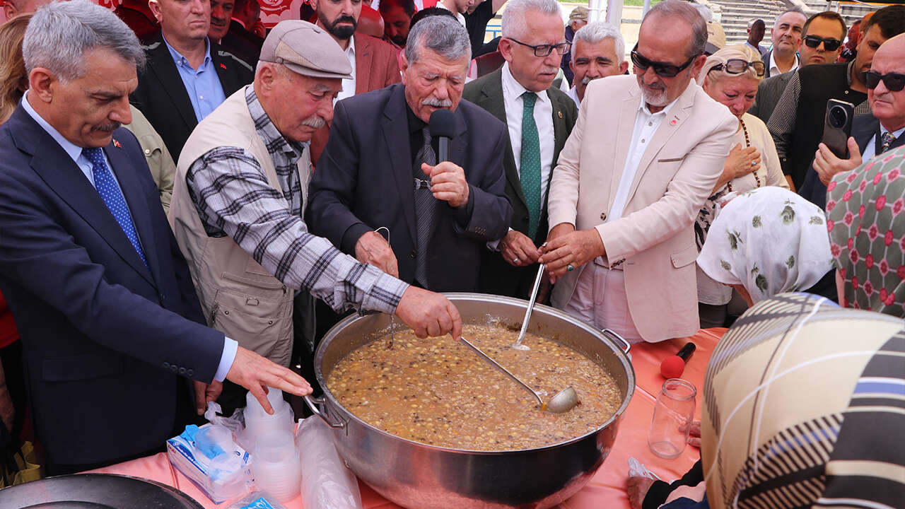Yozgat’ta Muharrem ayı dolayısıyla aşure ikram edildi! 3