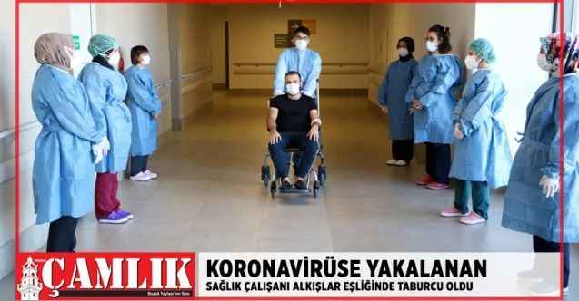 Korona virüse yakalanan sağlık çalışanı alkışlar eşliğinde taburcu oldu