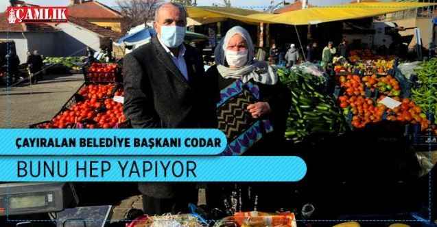 Başkan Codar Salı Pazarında vatandaşları ve esnafı ziyaret ederek fikir alışverişinde bulundu