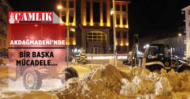 Akdağmadeni İlçesi’nde Belediye Ekipleri Gece de Kar Mücadelesini Yürütüyor