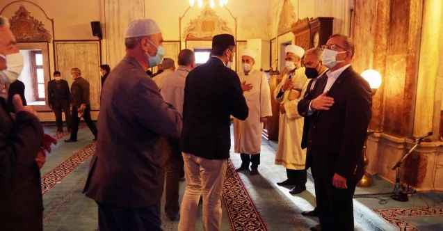 Tarihi Camii de sosyal mesafeli bayramlaşma