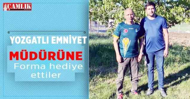 Yozgatlı Emniyet Müdürüne forma hediye ettiler