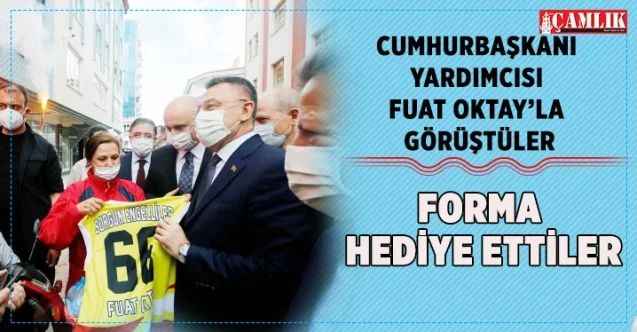 Sorgun Engelliler Umut Spor Kulübü Derneği Başkanı Zeynep Ertal Altunkuyu, Cumhurbaşkanı Yardımcısı Fuat Oktay’a forma hediye etti