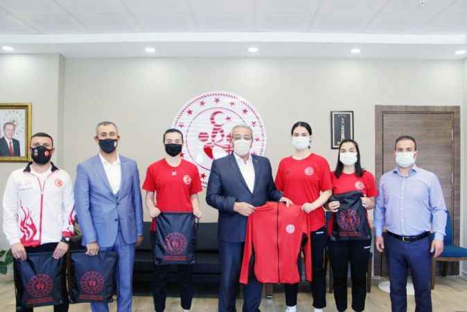 THF Kadınlar 1. liginde mücadele eden Yozgat Aile Sosyal Politikalar Gençlik ve Spor Kulübü antrenör ve oyuncuları Gençlik ve Spor İl Müdürü Rasim Parlak ile Aile ve Sosyal Politikalar İl Müdürü Abdullah Neşeli'yi ziyar