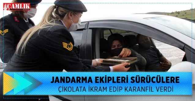 Jandarma ekipleri sürücülere çikolata ikram edip karanfil verdi