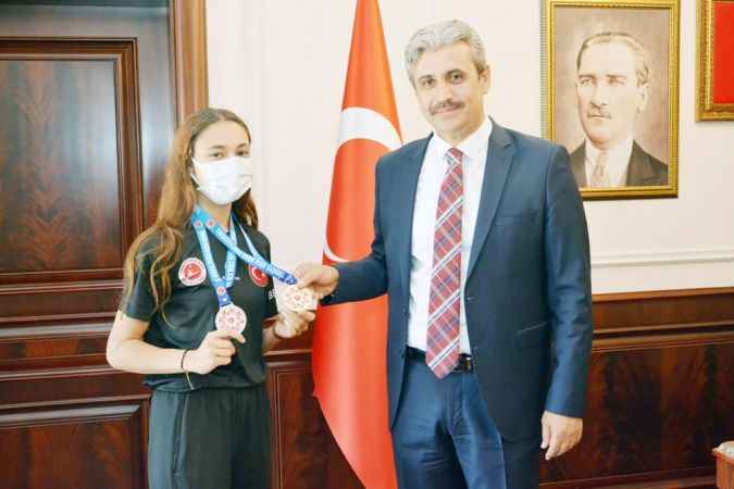 Kick Boks Türkiye Şampiyonu Betül Zararsız Yozgat Belediye Başkanı Celal Köse'yi ziyaret etti