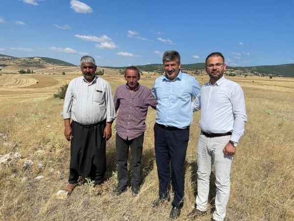 Türkiye Ziraat Odaları Birliği Yönetim Kurulu Üyesi ve Akdağmadeni Ziraat Odası Başkanı Eyyup Elmalı hasatta yalnız bırakmadı