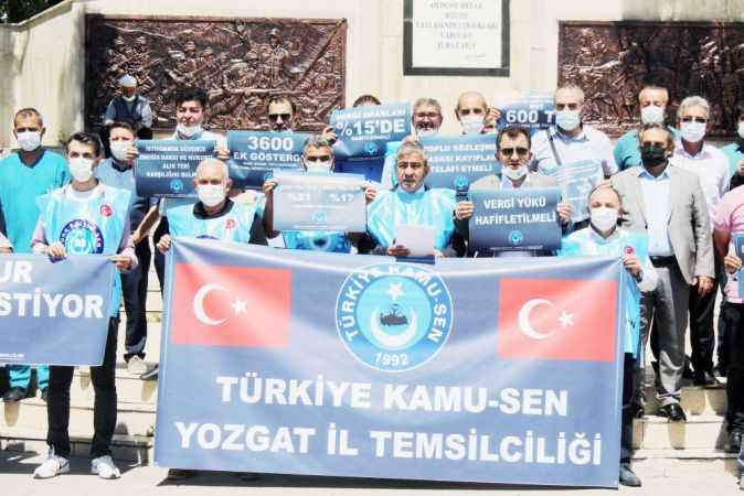 Türkiye Kamu-Sen Yozgat İl Temsilciliği Cumhuriyet Meydanında yapılan zammın yetersizliği hakkında basın açıklaması yaptı