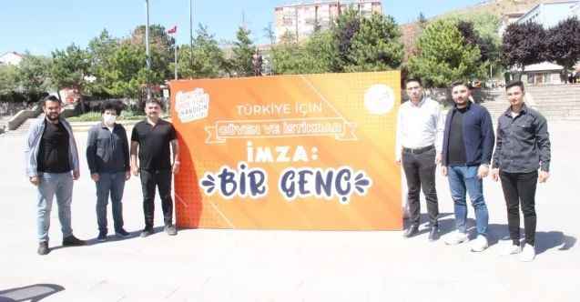 AK Gençlik Kolları Yozgat İl Başkanlığı Yozgat Bozok Üniversitesini kazanan öğrencilere yardımcı olmak için stant açtı