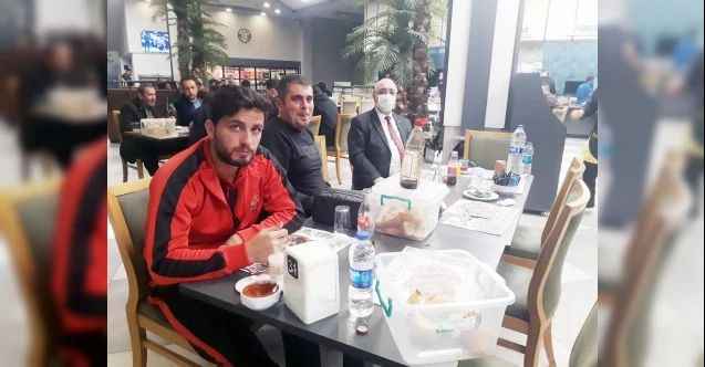 Sevgi Emlak sahiplerinden Hacı Kartal, Yozgatspor 1959 FK Teknik heyet ve oyuncularına Ankara DSİspor galibiyeti sonrasında yemek ikram etti