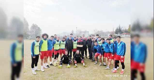 Yozgatspor 1959 FK yöneticileri Yeşil Kamanspor maçı öncesinde takımın antrenmanı  ziyaret ederek tatlı ikramında bulundu