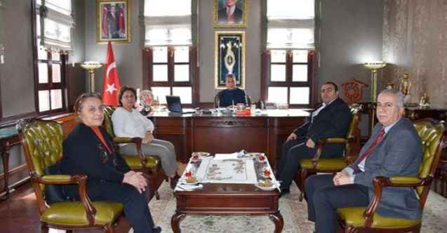 Nallıhan Belediyesi okullara test kitapları hediye etti