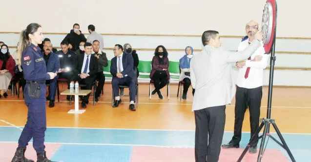 Yozgat’ın Çayıralan İlçe Kaymakamlığı ile Gençlik ve Spor İlçe Müdürlüğünün ortaklaşa düzenlediği ‘dart’ turnuvası tamamlandı