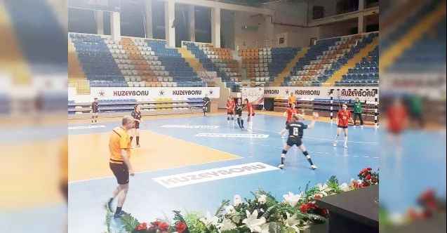 THF Kadınlar 1. Ligi A grubunda mücadele eden temsilcimiz Yozgat Aile Sosyal Politikalar Gençlik ve Spor Kulübü ligin 9’uncu haftasında deplasmanda Aksaray Belediyespor ile 27-27 berabere kaldı
