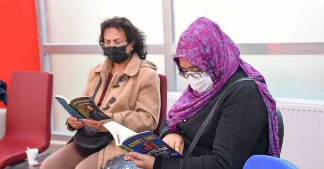 Bu Kütüphanede Kitap, Kahve ve Çokça Sevgi Var