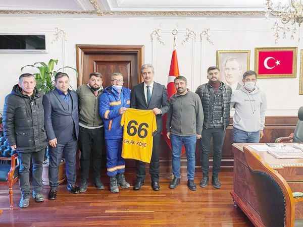 Yozgat Mustafa Bacanlı 1. Amatör Küme ligi takımlarından Kale Gençlikspor Genel Kaptanı İsmail Güleç ile oyuncular Belediye Başkanı Celal Köse ile Belediye Başkan Yardımcısı Hasan Erol’u ziyaret etti