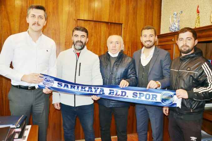 Yozgat Mustafa Bacanlı 1. Amatör küme ligi takımlarından Sarıkaya Belediyespor ile Sarıkaya Roma Hamamı veteranlar takımı kulüp yöneticileri ile oyuncuları, Sarıkaya Kaymakamı Samet Serin’i ziyaret etti