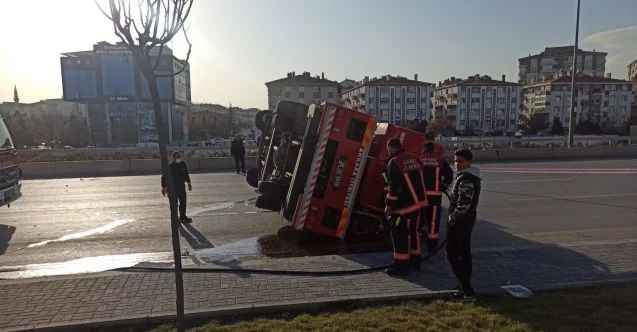 Başkent'te itfaiye aracı devrildi: 2 yaralı