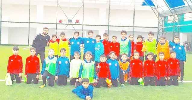 Yozgat’ta geleceğin yıldızlarını yetiştiren İlhan Özbay Spor Kulübü, antrenmanlarını sürdürüyor. İlhan Özbay Spor Kulübü modern futbol eğitimi veriyor