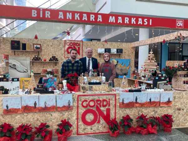 ATO Başkanı Gürsel Baran’dan Yılbaşı Fuarı’na ziyaret. Baran, Yozgatlı hemşerimiz Dursun Erkılıç'ın ANKHABER standını da ziyaret etti