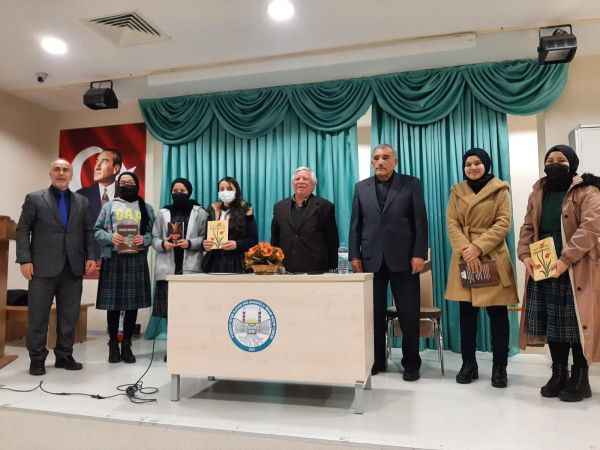 Yozgat Ayşe Ilıcak İmam Hatip Lisesine davet edilen emekli öğretmenler Ahmet Sargın ve Şevket Susam öğrencilerle şiir edebiyat üzerine bir söyleşi gerçekleştirdiler