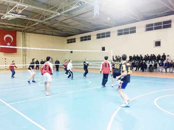 Çayıralan Kaymakamlığı ile Çayıralan Gençlik ve Spor İlçe Müdürlüğünün düzenlediği 'voleybol' turnuvası sürüyor